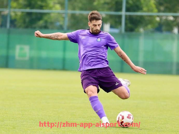 爱体育app-CBA上场球员名单更新及赛季表现分析